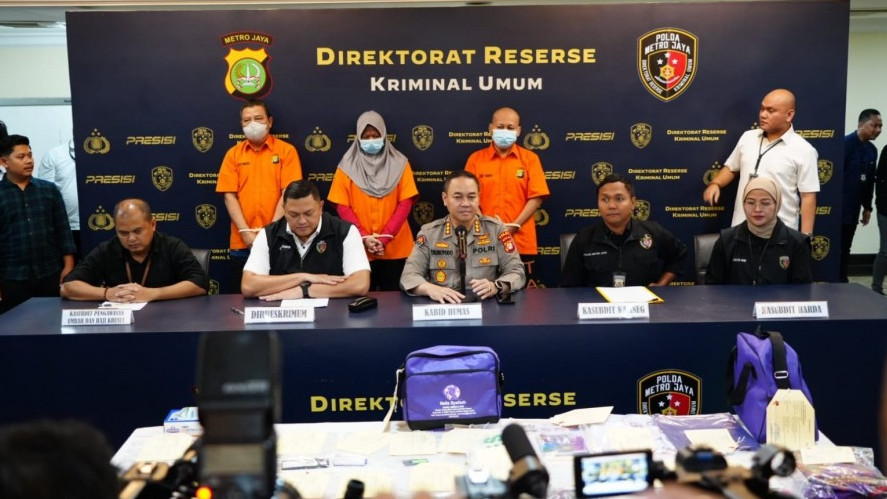 Direktorat Reserse dan Kriminal Umum Polda Metro Jaya telah menahan tiga tersangka yakni MA, HA dan HS yang merupakan pemilik dan Direktur PT NSWM para tersangka dengan menawarkan berbagai program paket perjalanan umrah pada medio 2022 hingga 2023.