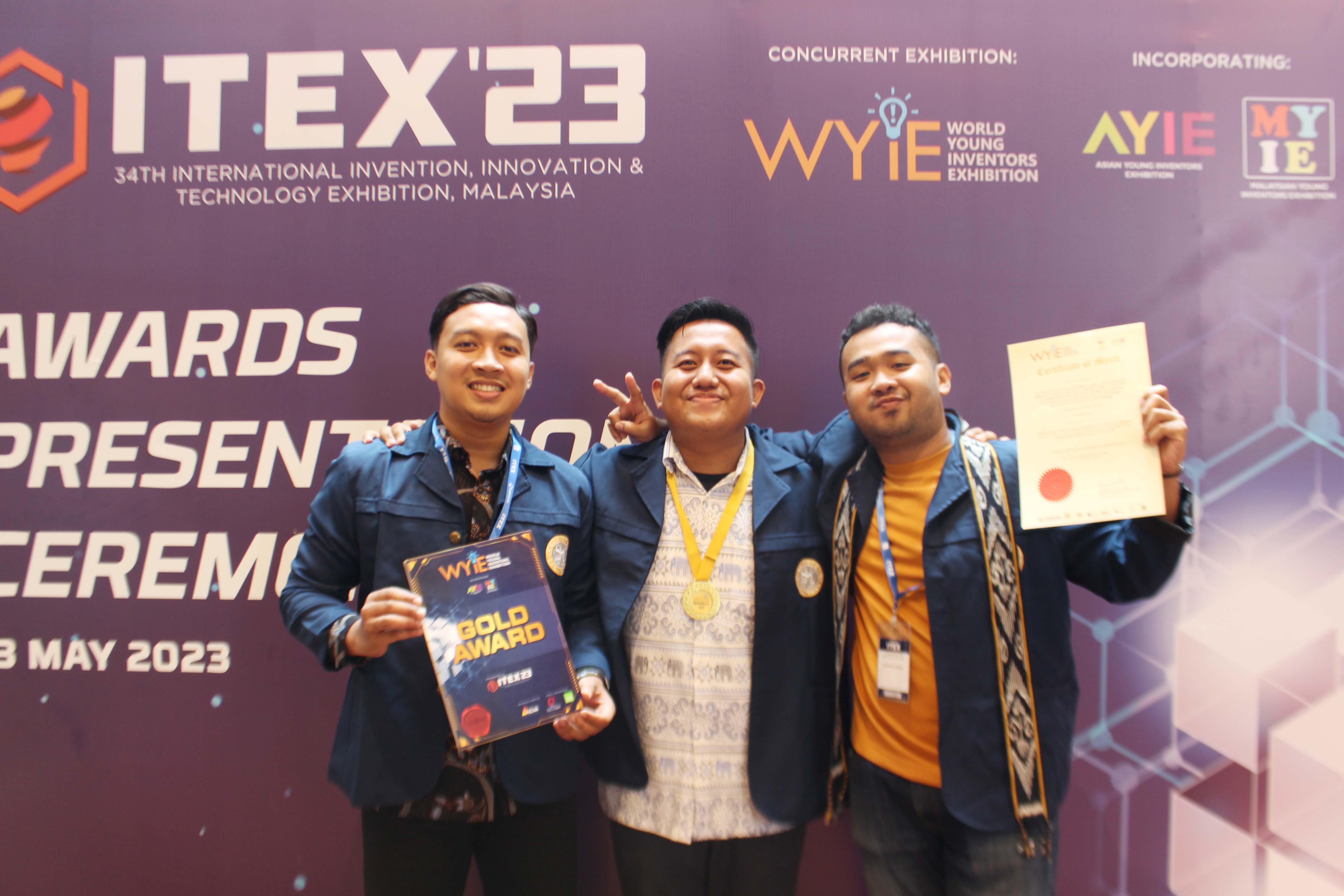 Gubernur Jawa Timur Khofifah Indar Parawansa sebagai Ketua Prngurus Pusat Ikatan Alumni UNAIR memberikan motivasi pada 1.320 wisudawan Universitas Airlangga di Gedung Airlangga Convention Center Kampus C Universitas Airlangga, Sabtu (4/3).