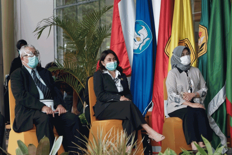 Peluncuran International Conference COVID-19 Pandemic and Global Vaccine yang disiarkan langsung melalui Zoom dan YouTube, Senin (4/1/2021). (ANTARA/HO)
