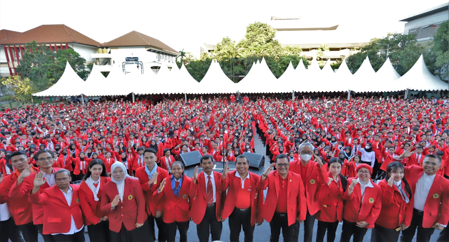 Untag Surabaya menutup serangkaian Kegiatan PKKMB dengan mengukuhkan 3.174 mahasiswa baru secara tatap muka di tahun akademik 2023/2024