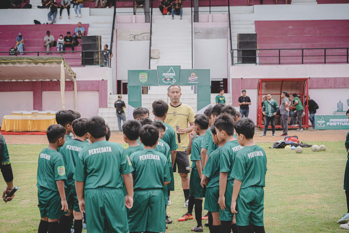 Uston Nawawi menjadi penanggung jawab kepelatihan dalam football clinic dan selection camp diselenggarakan Persebaya Festival di Trenggalek