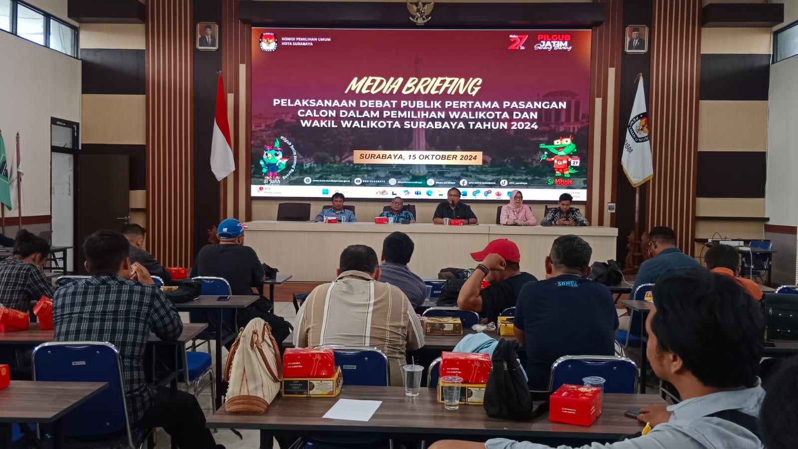 media briefing menjelang debat perdana di Kantor KPU Kota Surabaya, Selasa (15/10/2024).