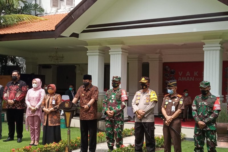 Wali Kota Madiun Maidi didampingi Forkopimda menggelar konferensi pers kegiatan vaksinasi COVID-19 dosis kedua di pendopo tengah Balai Kota Madiun, Kamis (11/2/2021). (ANTARA/Louis Rika)

