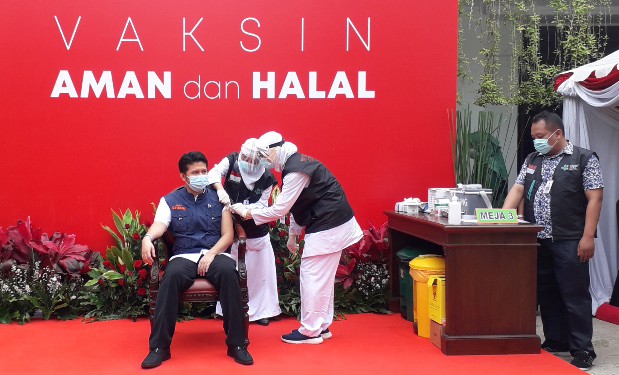 Wagub Jatim Emil mengaku lebih santai saat menjalani vaksinasi tahap dua  di Kantor Gubernur Jalan Pahlawan, Kamis (28/1). 