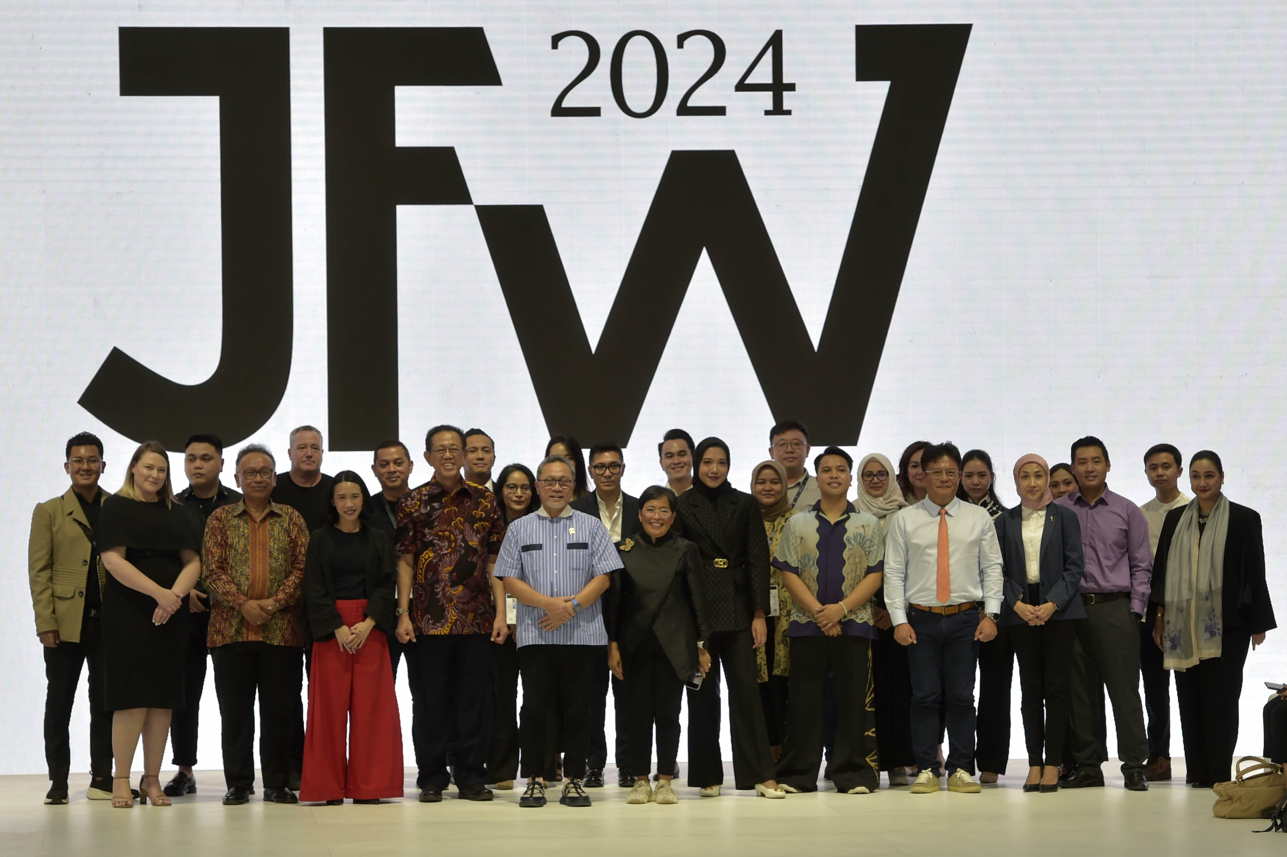 Pekan mode akbar di ibu kota, Fashion Week (JFW) 2024 mulai digelar Senin (23/10) hingga Minggu (29/10). Acara pembukaan JFW 2024 yang digelar di City Hall, Pondok Indah Mal (PIM) 3, Jakarta Selatan