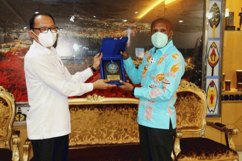 Kepala BNNP Papua Brigjen Pol Robinson Siregar memberikan plakat kepada Wali Kota Jayapura Dr Benhur Tomi Mano MM saat melakukan kunjungan silaturahim di balai kota Jayapura.(ANTARA News Papua/HO-Humas Pemkot Jayapura)