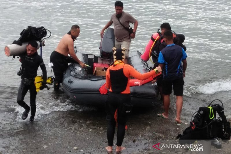 Tim SAR mencari Carol Marie (56), seorang WNA asal Amerika Serikat yang diduga hilang saat menyelam di perairan Desa Amahusu, Kecamatan Nusaniwe, Kota Ambon, Jumat (7/8/2020). ANTARA/Danniel Leonard/am.