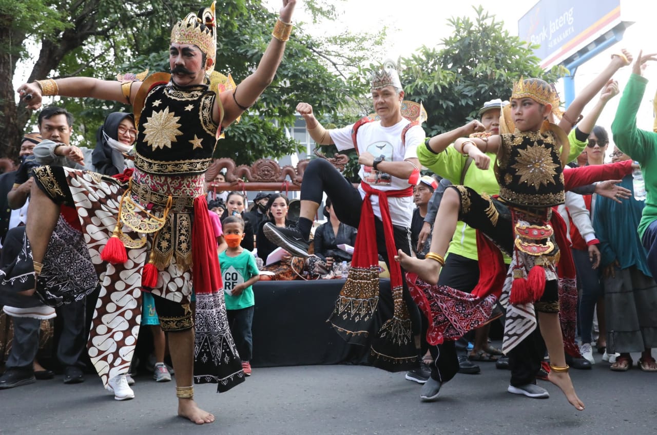 Gubernur Jawa Tengah Ganjar Pranowo mengenakan properti tokoh Gatotkaca ikjut menari flash mob di acara Car Free Day Jalan Slamet Riyadi, Surakarta, Minggu (26/6/2022) 