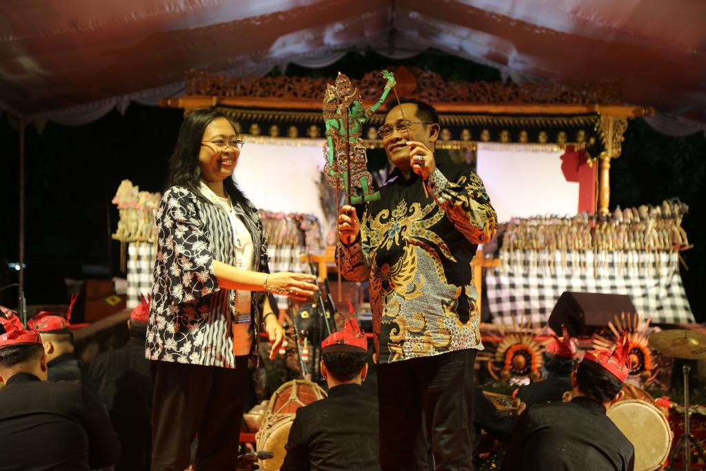 Kadisbudpar Jatim, Hudiyono (kanan)