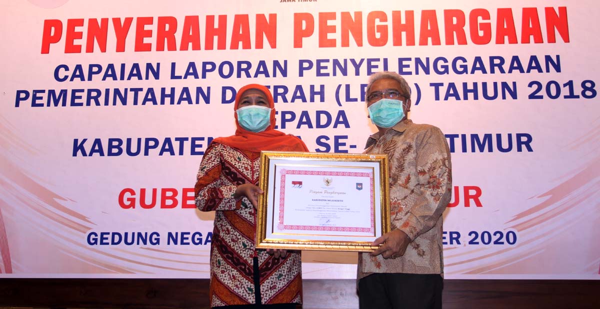 Penjabat Sementara Bupati Mojokerto Himawan Estu Bagijo saat menerima penghargaan  capaian LPPD Kabupaten Mojokerto tahun 2018 di Gedung Negara Grahadi, Surabaya, Jumat (16/10). Foto : om prass
