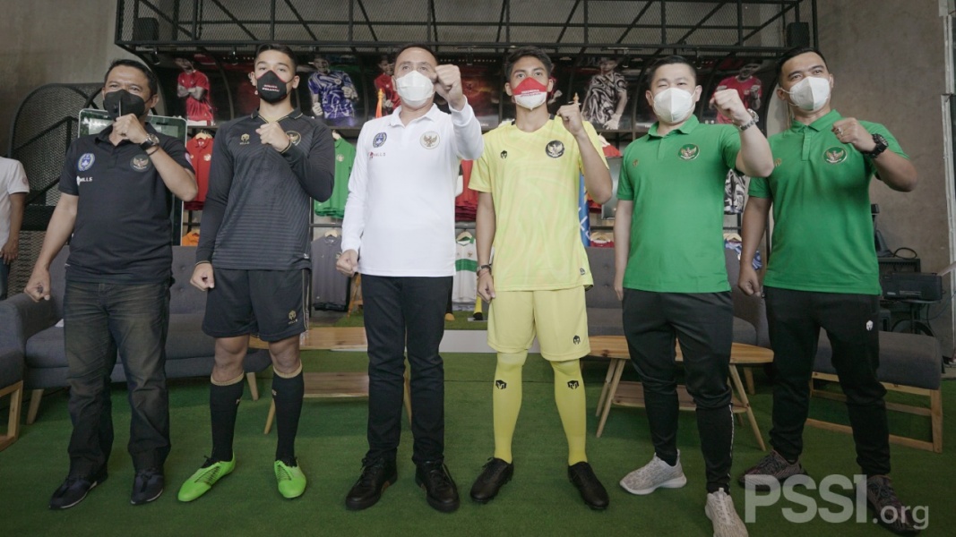 Ketua Umum PSSI Mochamad Iriawan, Plt Sekjen Yunus Nusi, Wasekjen Maaike Ira Puspita, Jack Brown (timnas U-19), I Made Putra Kaicen (kiper timnas U-16), CEO PT Mitra Kreasi Garmen, Ahau. ist