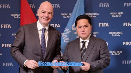 Ketua Umum PSSI Erick Thohir Saat bertemu Gianni Infantino, Presiden FIFA di Paris, Prancis, Kamis (6/4).