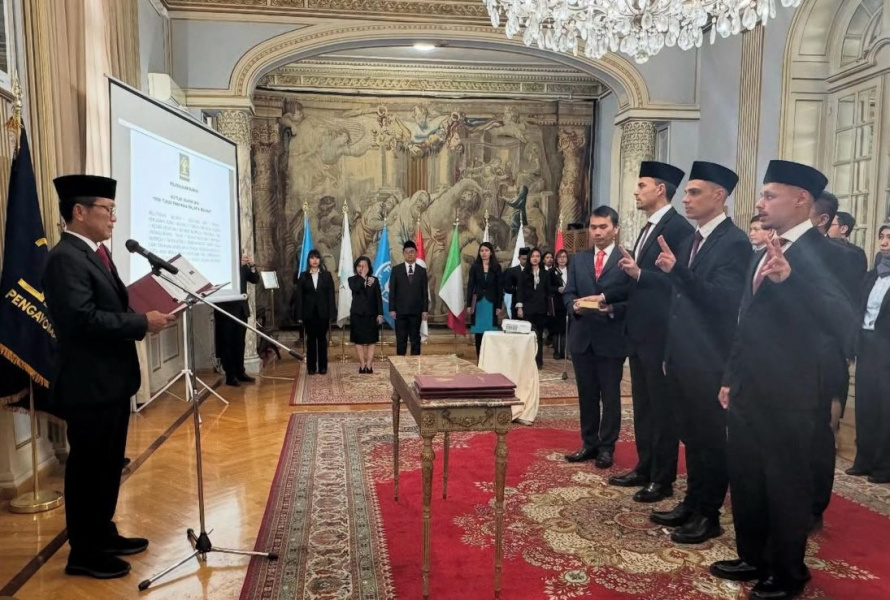 Tiga pemain keturunan, Joey Mathijs Pelupessy, Dean Ruben James, dan Emil Audero Mulyadi, resmi menjadi Warga Negara Indonesia (WNI) setelah menjalani proses pengambilan sumpah di Kedutaan Besar Republik Indonesia (KBRI) di Roma, Italia, pada Senin (10/3)