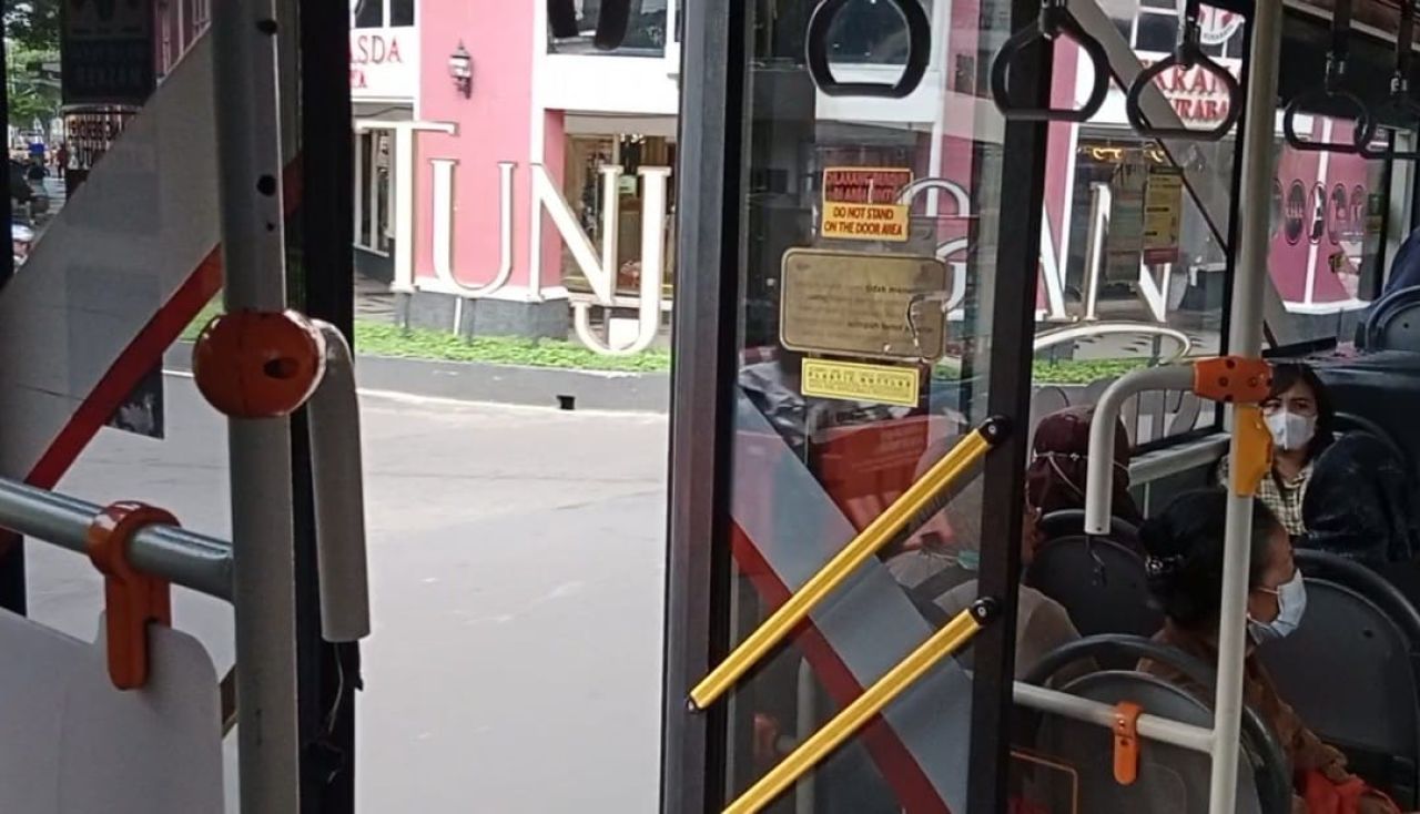 Bus Suroboyo dengan nomor polisi L 7330 UB dan nomor lambung SB-01 saat melintas di jalan Tunjungan