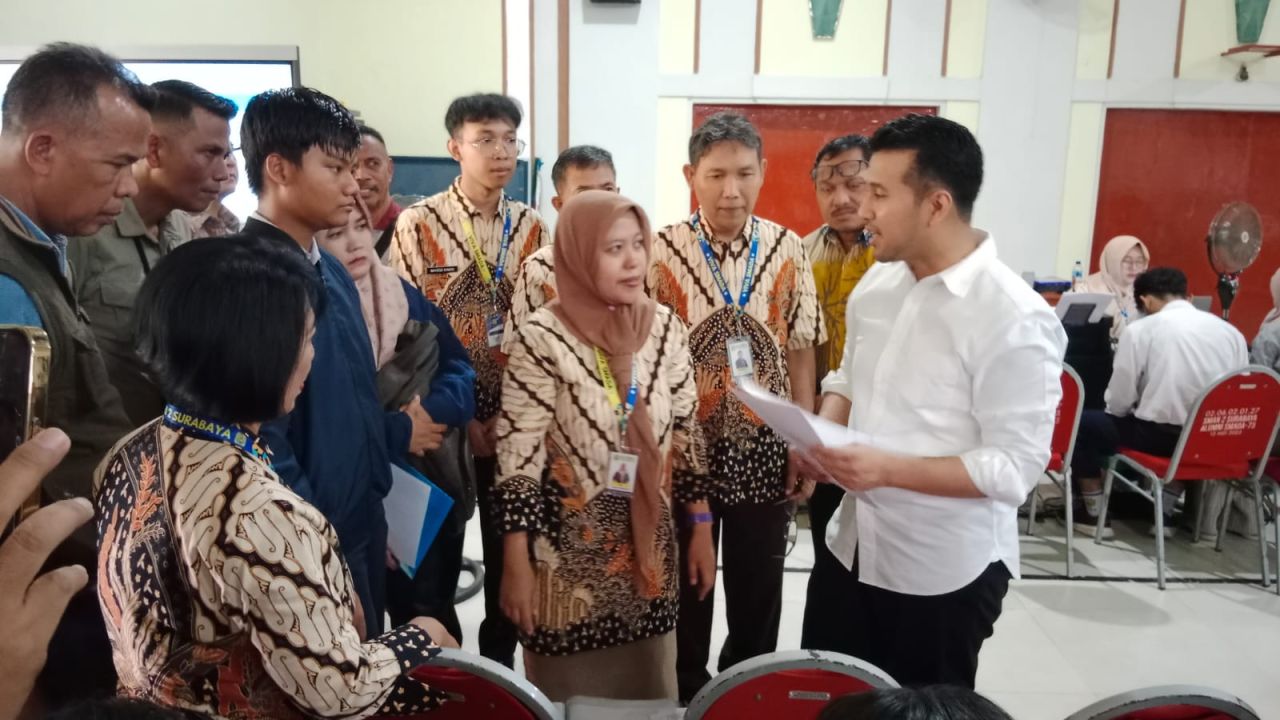 Pelaksana Tugas Gubernur Jawa Timur Emil Elestianto Dardak meninjau tahapan SPMB di SMA Negeri 2 Surabaya