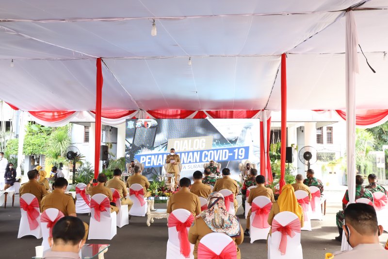 Pelaksana Tugas (Plt) Wali Kota Surabaya Whisnu Sakti Buana di acara dialog penanganan COVID-19 di Balai Kota Surabaya, Senin (8/2/2021). (ANTARA/HO-Humas Pemkot Surabaya)

