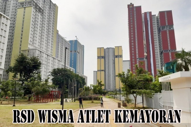 Sejumlah petugas tenaga kesehatan bersiap untuk didekontaminasi usai bertugas di Rumah Sakit Darurat COVID-19 Wisma Atlet Kemayoran di Jakarta, Kamis (12/11/2020). (ANTARA FOTO/M RISYAL HIDAYAT)

