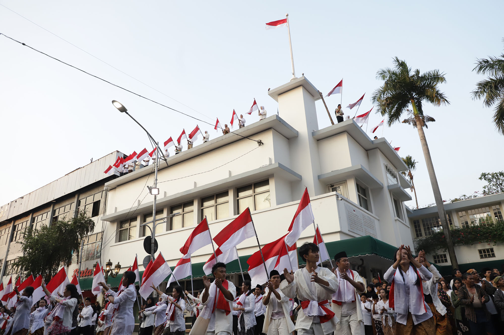 Sebanyak 1.360 warga menjadi bagian dalam pertunjukan Drama Kolosal Refleksi Perobekan Bendera dengan konsep “Happening Art” di depan Hotel Majapahit Surabaya, Minggu (17/9/2023).
