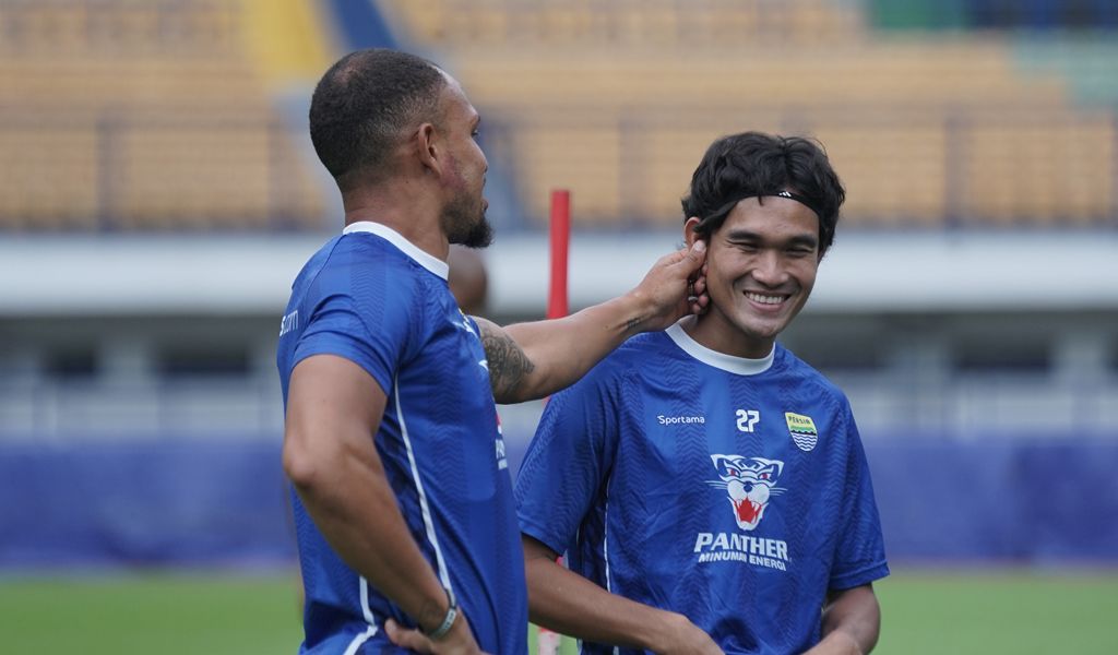 Bek PERSIB Gustavo Franca menyambut kehadiran Zalnando pada sesi latihan latihan di Stadion Gelora Bandung Lautan Api, Jumat, 3 Januari 2025. (PERSIB.co.id/Barly Isham)