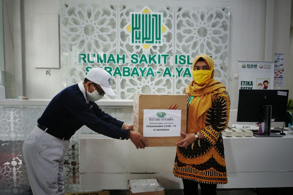 PERANGI PANDEMI: Yayasan Budha Tzu Chi Surabaya menyerahkan bantuan ke pihak Rumah Sakit Islam (RSI) Surabaya (17/4). Tzu Chi Surabaya telah menyalurkan perlengkapan medis sebanyak 10 unit Ventilator, 576 kacamata medis, 1.000 masker N95, 88.550 surgical 