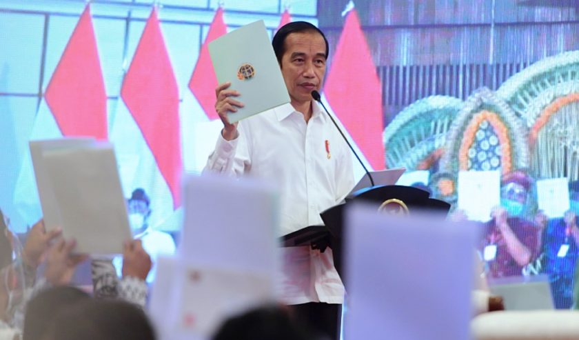 Presiden Jokowi membagikan sejuta sertifikat tanah, Senin (9/11).